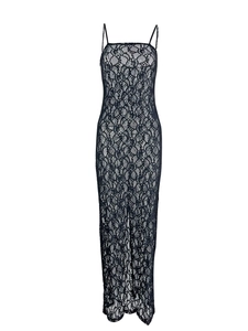 Detailansicht von floralem Spitzenstoff und zarten Trägern an einem schwarzen Maxikleid