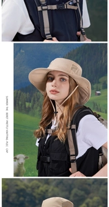Dettaglio cappello parasole outdoor con tesa larga, mesh e cordino antivento regolabile