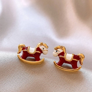 Exquises boucles d'oreilles cheval à bascule en émail rouge et or sur fond de soie