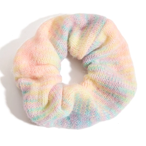 Chouchou en tricot dégradé arc-en-ciel aux couleurs pastel et texture moelleuse