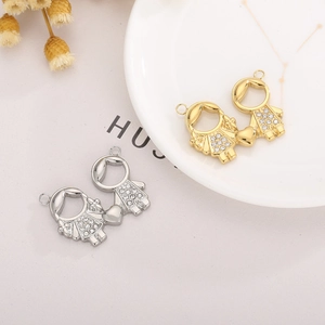 Détail de breloques couple de dessins animés or et argent avec cristaux pour bijoux DIY