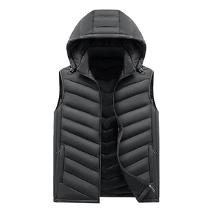 Gilet nero da uomo con cappuccio, trapuntatura a V e tasche con cerniera per l'autunno