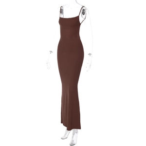 Dettaglio del design schiena scoperta e vestibilità slim di questo abito lungo marrone