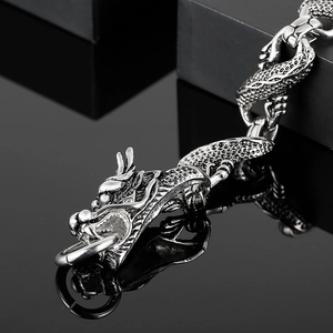 Vue macro détaillée du bracelet tête de dragon avec écailles complexes en acier inoxydable