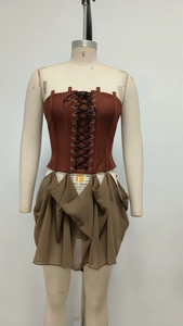 Détail du haut corset à lacets bordeaux et jupe asymétrique plissée kaki