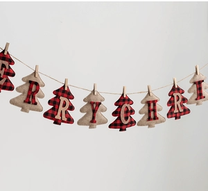 Détail de la bannière de Noël à carreaux avec pinces en bois sur fond blanc pur