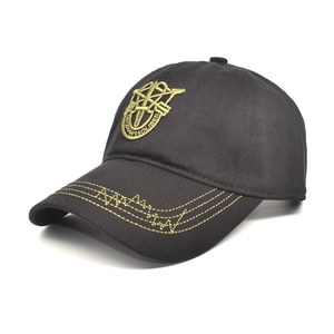 Detail der schwarzen Militär-Baseballkappe mit goldener Stickerei und verzierten Randnähten