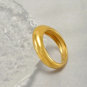 Bague minimaliste en acier inoxydable plaqué or 18k sur soie blanche et verre gaufré