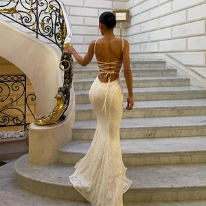 Elegante Abito Maxi A Sirena In Pizzo Bianco Senza Schienale Spalline Sottili Incrociate Bodycon Da Sera Per Donne