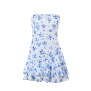 Vestito corto a fascia con stampa floreale blu e balze asimmetriche vestibilità slim