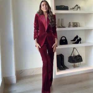 Tailleur pantalon femme en velours bordeaux avec blazer cintré et pantalon évasé