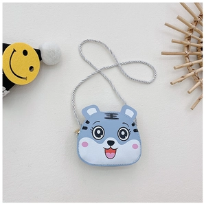 Detail der hellblauen Kinder-Umhängetasche im Tiger-Design mit gewebtem Riemen