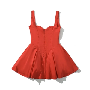 Mini robe moulante rouge vif sans manches avec ourlet plissé et fermeture éclair