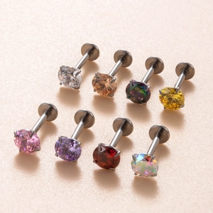 Dettaglio di piercing labret in titanio F136 con pietre di zircone rotonde colorate