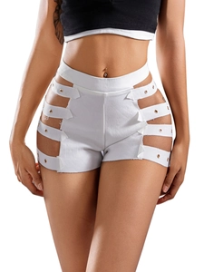 Detail der weißen High-Waist-Shorts mit seitlichen Ausschnitten und Metallösen