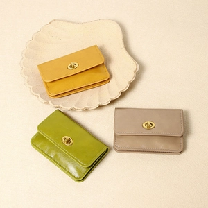 Minimalistische Vintage Lederbörsen für Damen mit Retro-Drehverschluss in drei Farben