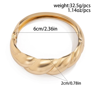 Dettaglio del bracciale ritorto dorato con indicazione di dimensioni e peso precisi
