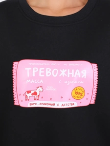 Detailaufnahme des rosa Grafikdrucks auf schwarzem Baumwoll-Sweatshirt mit Rundhalsausschnitt