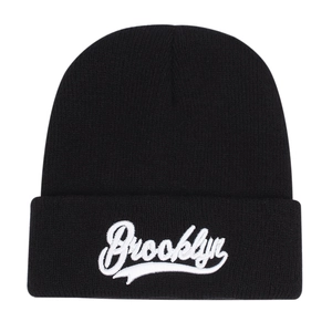 Bonnet en tricot noir classique avec broderie Brooklyn pour un style urbain chic