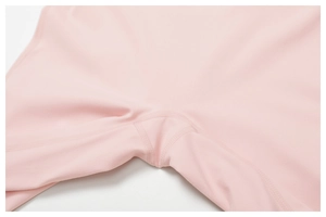 Détail macro du legging de yoga à taille haute montrant l'entrejambe renforcé