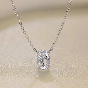 Vue macro du collier avec pendentif en zircon taille ovale et monture argentée à griffes