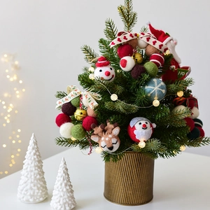 Mini-Weihnachtsbaum mit Wollfilz-Anhängern, Glocken und LED-Lichtern in Bronzetopf