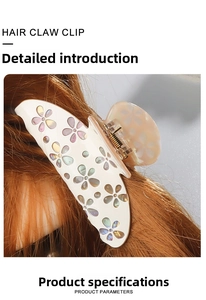 Vue détaillée d'une pince à cheveux à motifs floraux sur cheveux bouclés