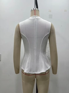 Detailaanzicht van de achterkant van een witte mouwloze bandage top met getailleerde pasvorm