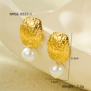 Detail of 18K gold geometric hammered earrings with freshwater pearl and dimensions