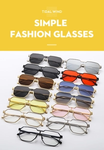 Nahaufnahme der quadratischen Metall-Sonnenbrille mit bunten Gläsern und Doppelsteg