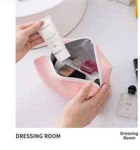 Detail van de roze PU-leren make-uptas met grote capaciteit en een soepele rits