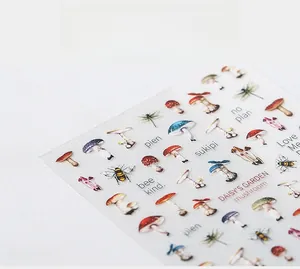 Vue détaillée des stickers ongles 5D jardin de champignons et motifs de nature