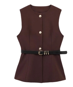 Détail d'un gilet sans manches marron avec boutons dorés et fine ceinture en cuir noir
