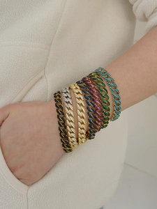 Gros plan de plusieurs bracelets à maillons cubains colorés pour un style hip hop