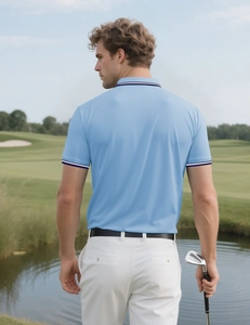 Polo homme bleu clair avec détails de col rayés sur un terrain de golf extérieur