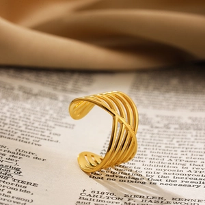 Macro-opname van goudkleurige meerlaagse holle open ringen op vintage boekpagina's
