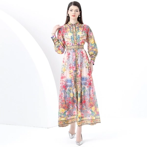 Vintage Maxikleid mit Laternenärmeln, Blumendruck und Hemdkragen an Model