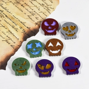 Detalle de dijes de calaveras con purpurina para moldes de pendientes de resina de Halloween