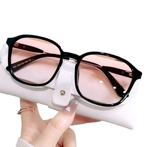 Retro black oversized polarized sunglasses with pink gradient lenses and white leather case