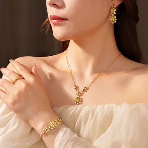 Parure bijoux vintage dorée avec collier fleur en zircone jaune portée par mannequin