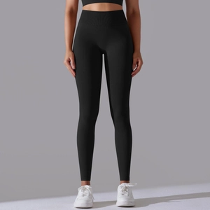 Detail der nahtlosen Yogahose mit hohem Bund, gerippter Kompression und schwarzem Funktionsstoff