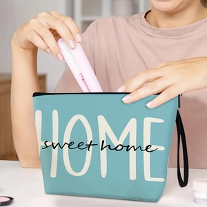 Trousse à maquillage bleu clair avec imprimé HOME, design trapèze et fermeture éclair noire