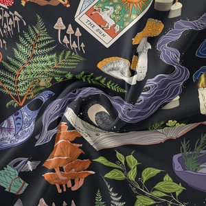 Detail des Bohemian-Sonnentarot-Pilzteppichs mit feiner Stofftextur und künstlerischem Druck