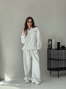 Completo sportivo da donna grigio chiaro con felpa a mezza zip e pantaloni larghi a vita alta