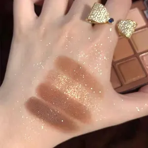 Neutraal chocolade oogschaduwpalet met matte en champagne goudkleurige glitter swatches