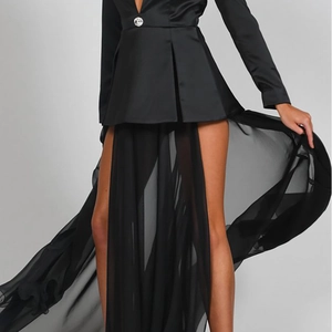 Details von schwarzem Satin-Kurzblazer und plissiertem Chiffonrock-Set-Struktur