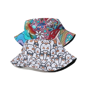 Chapeau bob de soleil style japonais avec motifs graffiti et canards colorés