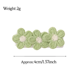 Floral knit hair clip with three light green flowers measuring 4cm and weighing 2g