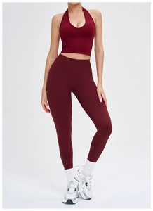 Détail de l'ensemble de yoga bordeaux sans couture avec haut licou et legging taille haute