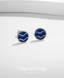 Detailaufnahme von s925 Silber Wellenohrringen mit tiefblauer Emaille-Einlage
